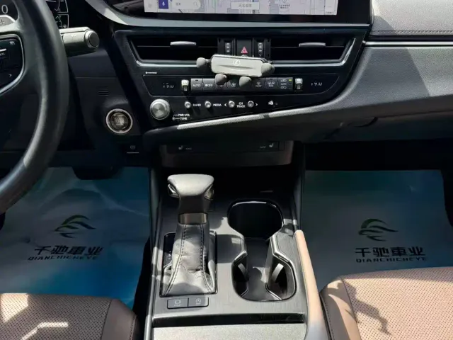 Lexus ES — Фото автомобиля 14