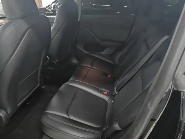 Tesla Model Y — Фото автомобиля 16