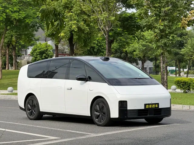 Li Auto MEGA — Фото автомобиля 3