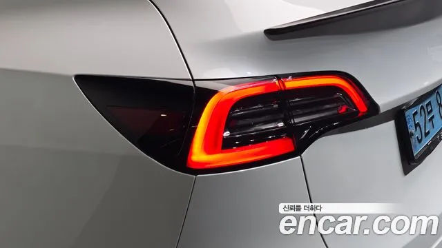 Tesla Model Y — Фото автомобиля 23
