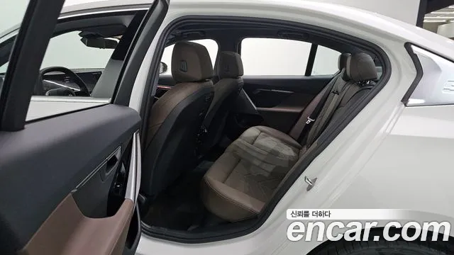 BMW 5 Series G60 — Фото автомобиля 17