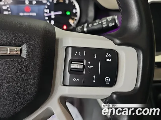 Land Rover Defender — Фото автомобиля 12