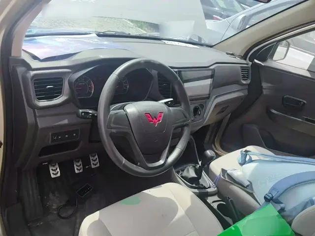 Wuling Hongguang V — Фото автомобиля 9