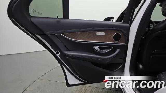 Mercedes-Benz E-Class — Фото автомобиля 21