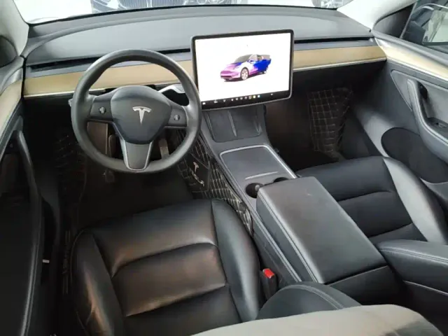 Tesla Model Y — Фото автомобиля 9