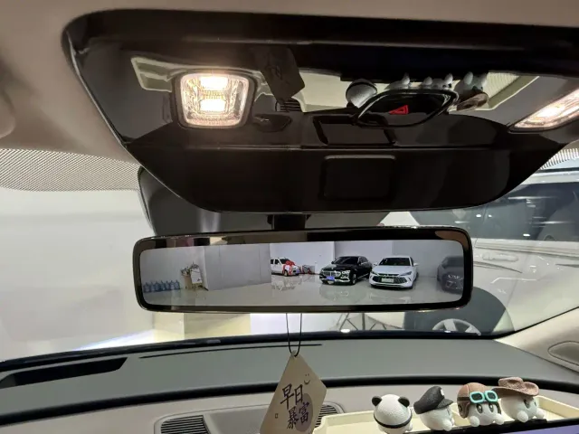 Li Auto i8 — Фото автомобиля 9
