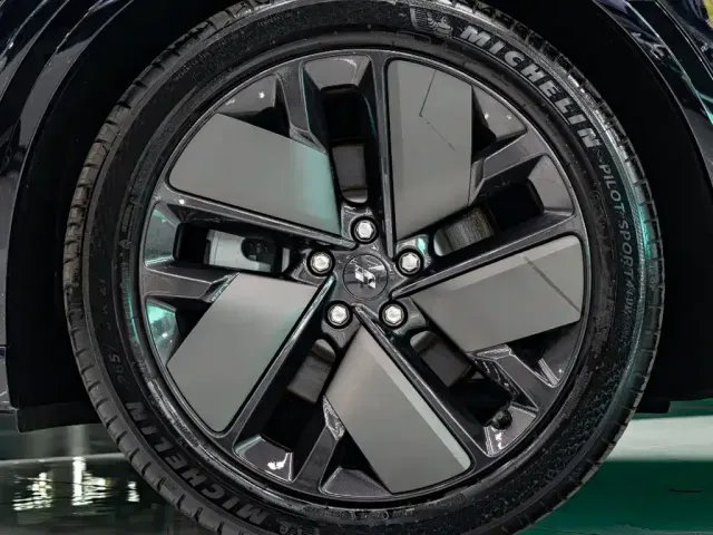 Li Auto L8 — Фото автомобиля 7
