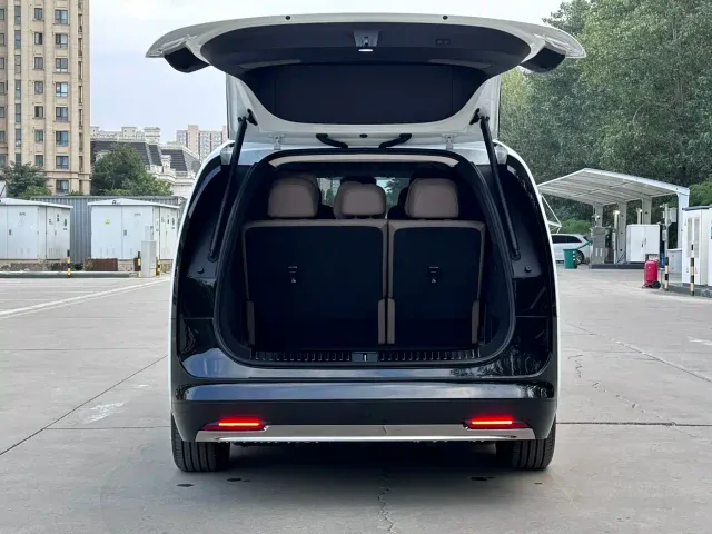 Li Auto MEGA — Фото автомобиля 11