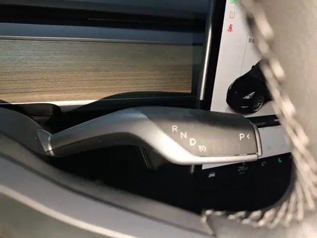 Tesla Model Y — Фото автомобиля 13