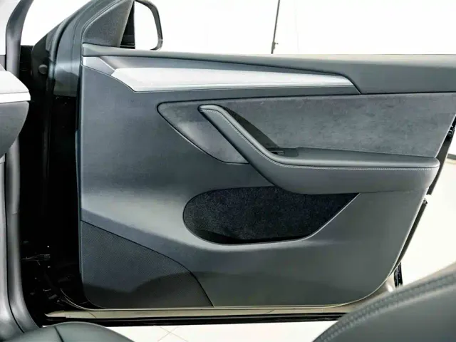 Tesla Model Y — Фото автомобиля 16