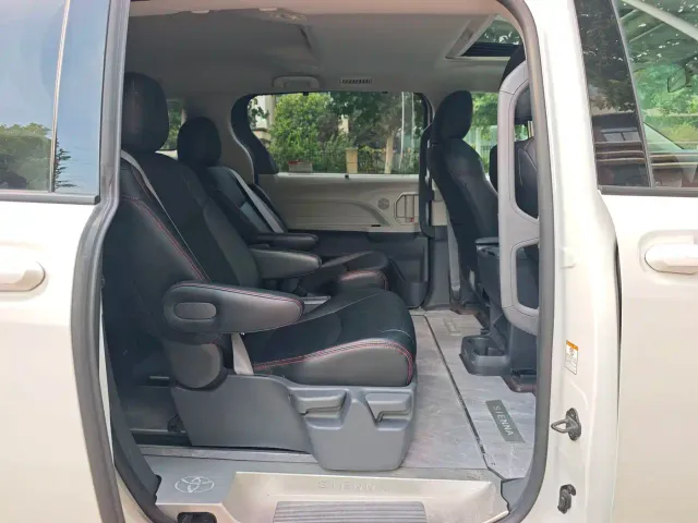 Toyota Sienna — Фото автомобиля 12