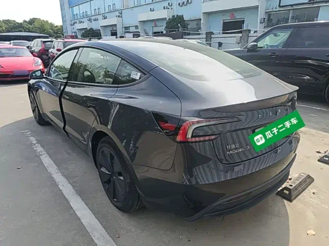 Tesla Model 3 — Фото автомобиля 4