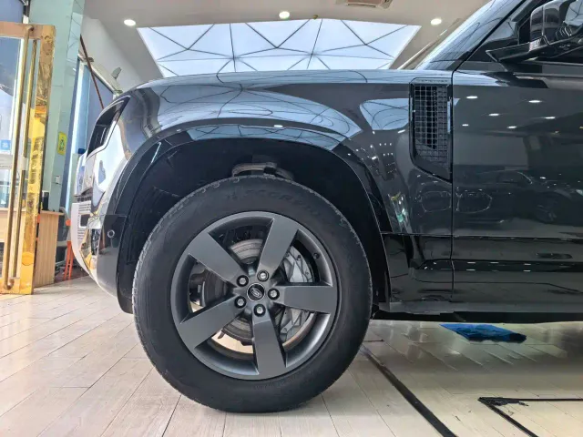 Land Rover Defender — Фото автомобиля 13