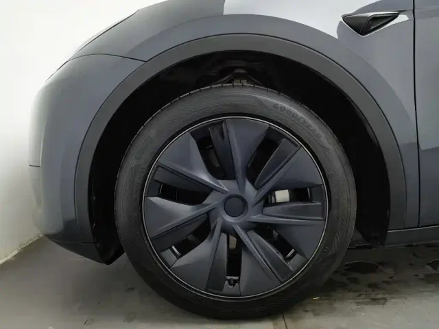 Tesla Model Y — Фото автомобиля 17