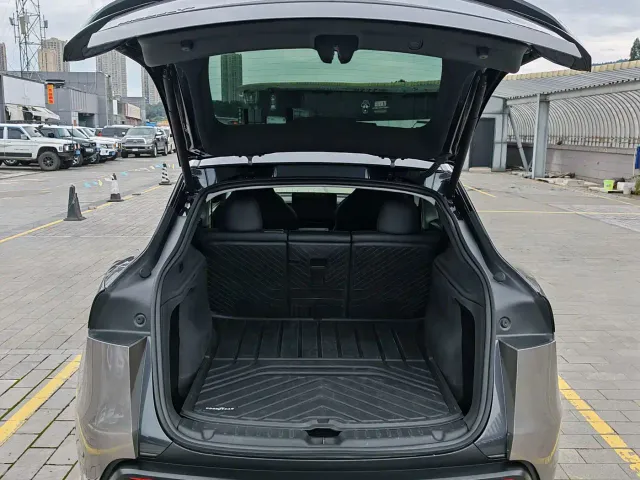 Tesla Model Y — Фото автомобиля 11