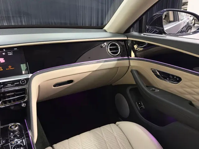 Bentley Flying Spur — Фото автомобиля 24