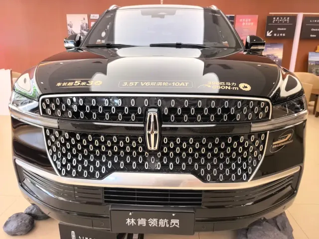 Lincoln Navigator — Фото автомобиля 2