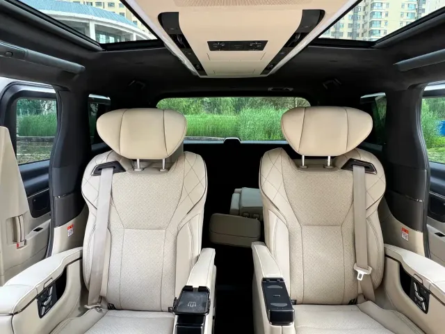 Toyota Vellfire 2025 Crown Hybrid 2.5L Ink Gold Executive Edition — Фото автомобиля 10
