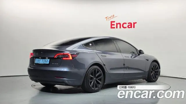 Tesla Model 3 — Фото автомобиля 2