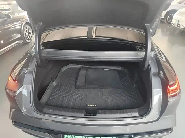 Geely Galaxy E8 — Фото автомобиля 18
