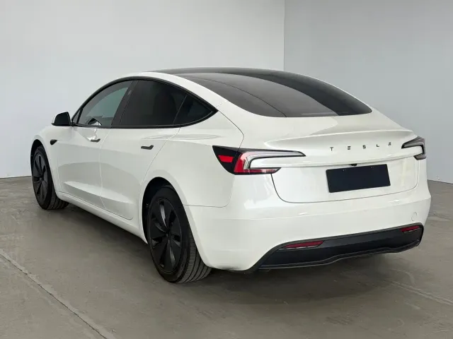 Tesla Model 3 — Фото автомобиля 5