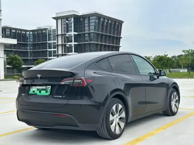 Tesla Model Y — Фото автомобиля 9