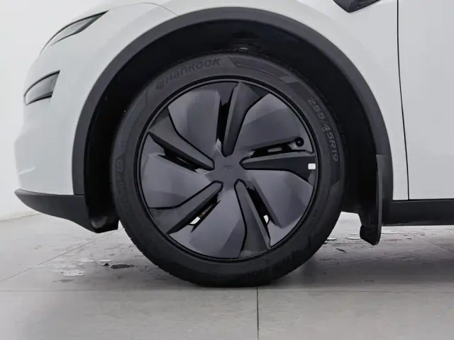 Tesla Model Y — Фото автомобиля 17
