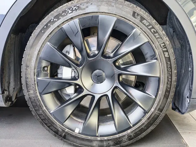 Tesla Model Y — Фото автомобиля 23