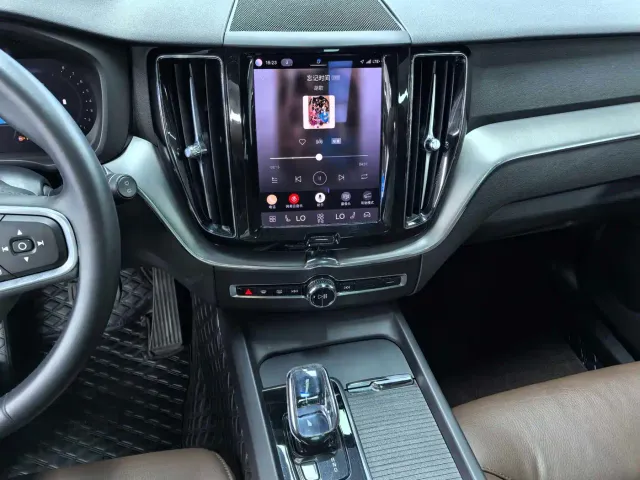 Volvo XC60 — Фото автомобиля 7