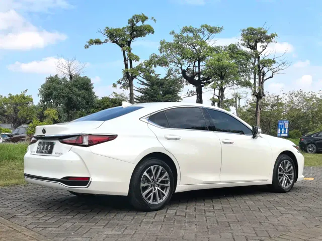 Lexus ES — Фото автомобиля 6