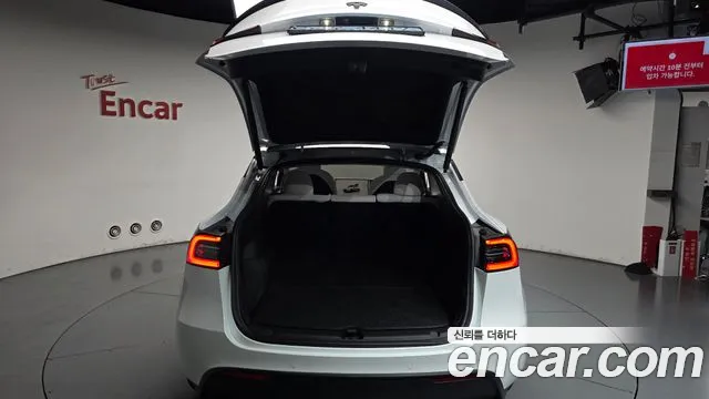 Tesla Model Y — Фото автомобиля 26