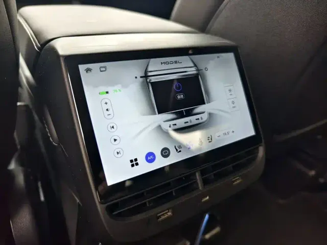 Tesla Model Y — Фото автомобиля 13