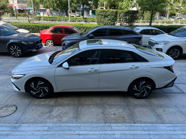 Hyundai Elantra — Фото автомобиля 3