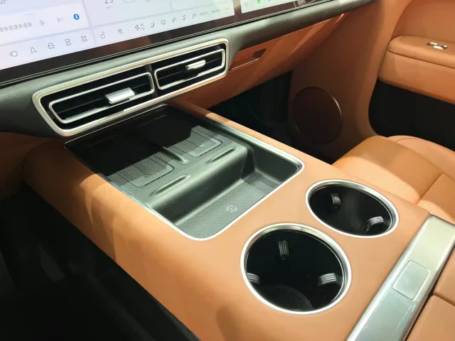Li Auto L9 — Фото автомобиля 16
