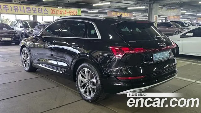 Audi e-tron — Фото автомобиля 2