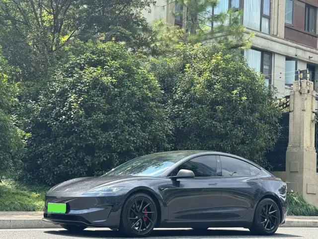 Фотография автомобиля — Tesla Model 3