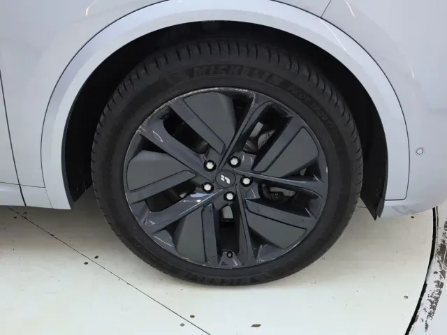Li Auto L9 — Фото автомобиля 6