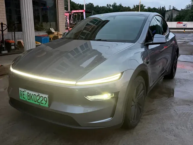 Tesla Model Y — Фото автомобиля 3