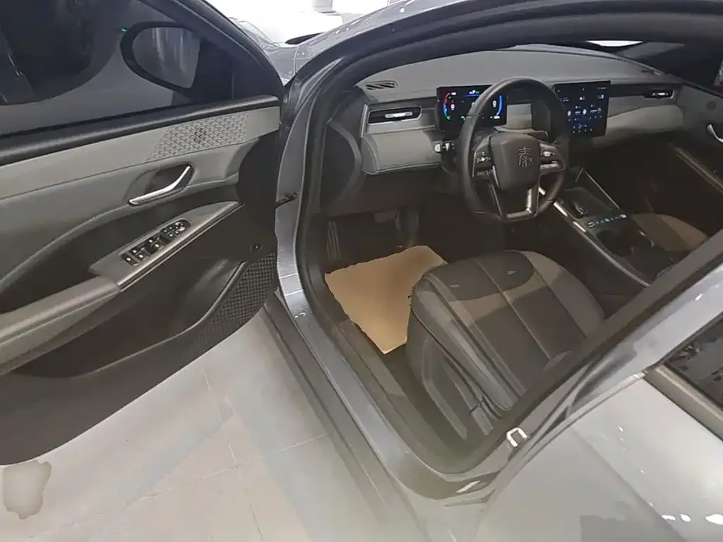 BYD Qin PLUS 2026 DM-i Smart Edition 128KM Progressive — Фото автомобиля 15
