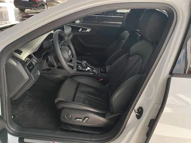 Audi A4L — Фото автомобиля 14