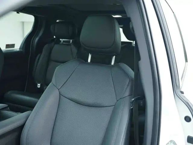 Toyota Sienna — Фото автомобиля 13