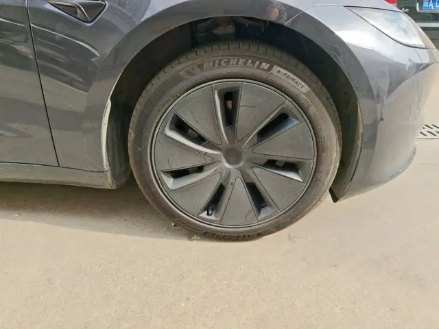 Tesla Model 3 — Фото автомобиля 8