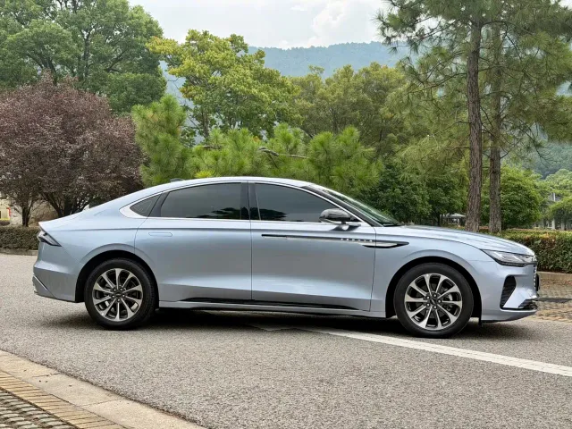 Lincoln Z — Фото автомобиля 4