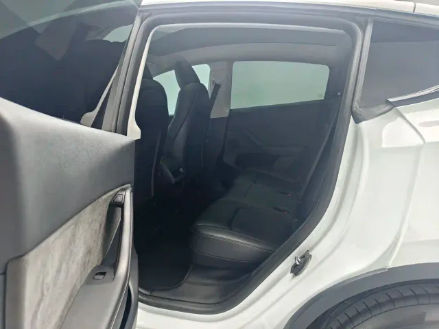 Tesla Model Y — Фото автомобиля 16