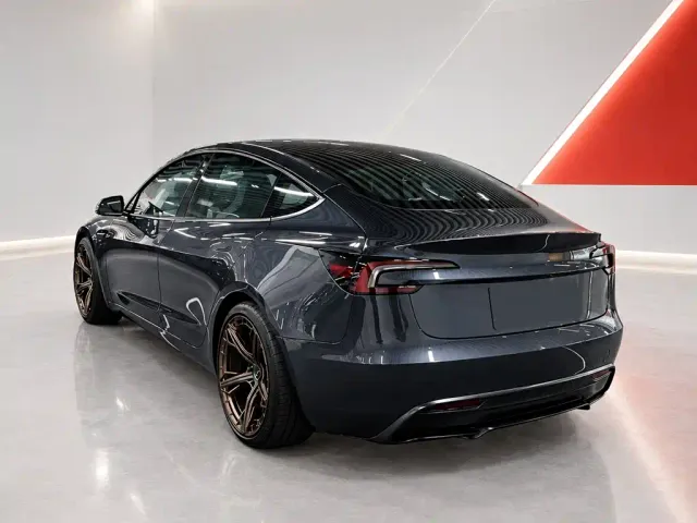 Tesla Model 3 — Фото автомобиля 4
