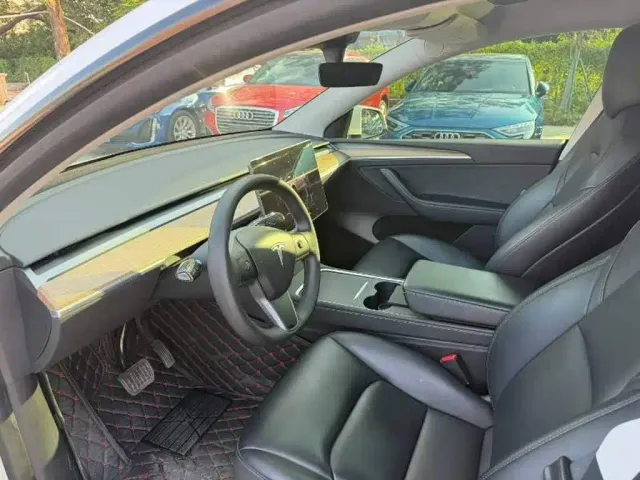 Tesla Model Y — Фото автомобиля 7