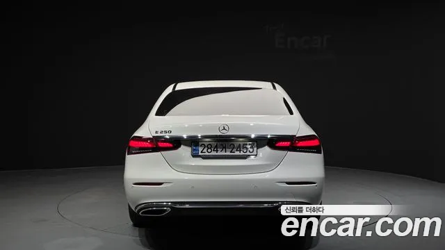 Mercedes-Benz E-Class — Фото автомобиля 4