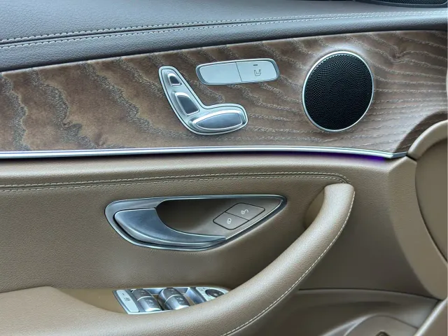 Mercedes-Benz E-Class — Фото автомобиля 4