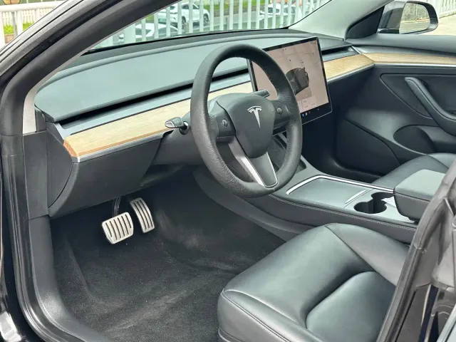 Tesla Model 3 — Фото автомобиля 5