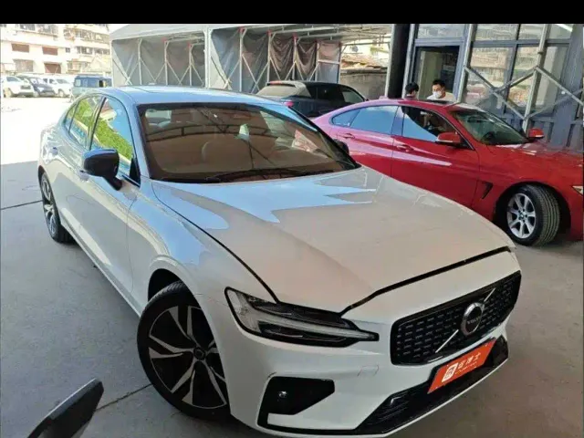 Volvo S60 — Фото автомобиля 3